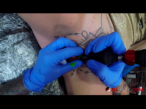 ❤️ Extremt tatuerade snyggingen Sully Savage fick en tatuering på sin klitoris ️ Fucking at us ﹏